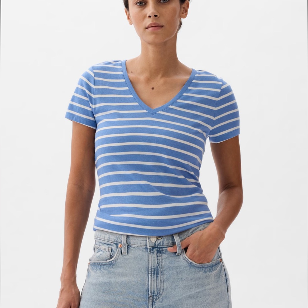 Gap vneck striped favorite tshirt NWOT